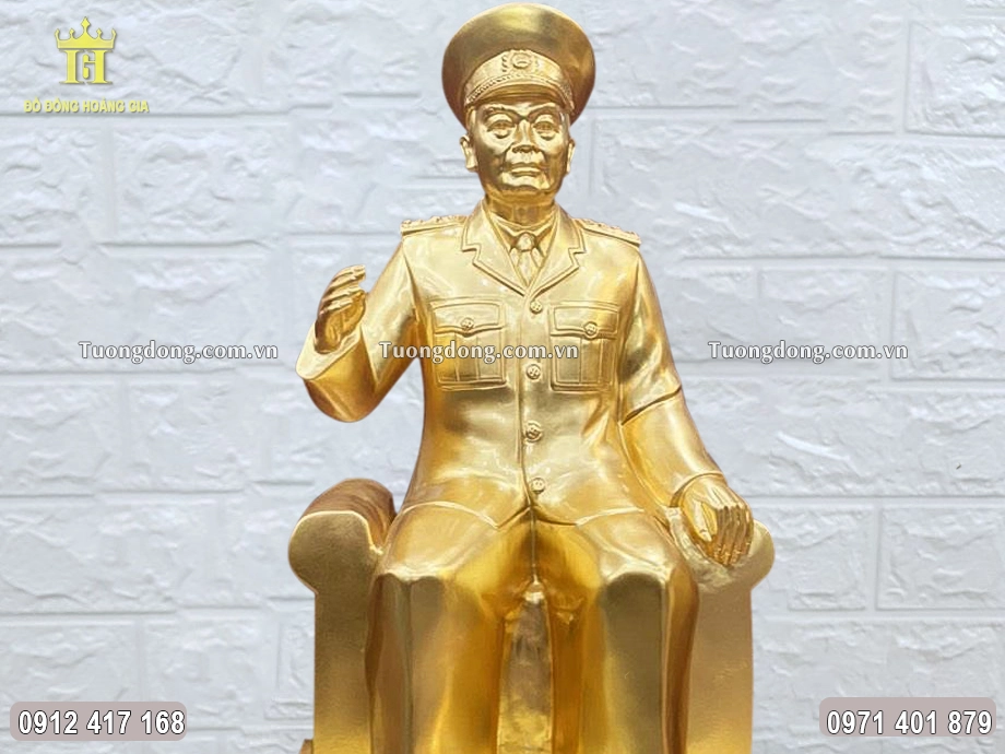 Tay phải Bác giơ lên như đang ra hiệu lệnh